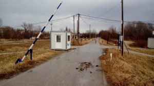 Rampa, koja je postavljena nakon više naših prijava, jer je prethodna polomljena, a nadležni je nisu popravljali godinama. Iako mi to nismo tražili, pored rampe je postavljena i kućica sa čuvarima, koji nisu imali nikakva ovlašćenja oko toga koga smeju da zaustave, a nisu držali ni rampu zaključanu, ili barem ne znamo da su imali ikakva ovlašćenja da to i rade. Iako plaćamo čuvare za koje ne znamo ni koja im je svrha, rampa je opet uništena...