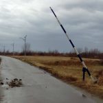 Rampa, koja je postavljena nakon više naših prijava, jer je prethodna polomljena, a nadležni je nisu popravljali godinama. Iako mi to nismo tražili, pored rampe je postavljena i kućica sa čuvarima, koji nisu imali nikakva ovlašćenja oko toga koga smeju da zaustave, a nisu držali ni rampu zaključanu, ili barem ne znamo da su imali ikakva ovlašćenja da to i rade. Iako plaćamo čuvare za koje ne znamo ni koja im je svrha, rampa je opet uništena...