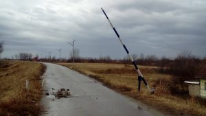 Rampa, koja je postavljena nakon više naših prijava, jer je prethodna polomljena, a nadležni je nisu popravljali godinama. Iako mi to nismo tražili, pored rampe je postavljena i kućica sa čuvarima, koji nisu imali nikakva ovlašćenja oko toga koga smeju da zaustave, a nisu držali ni rampu zaključanu, ili barem ne znamo da su imali ikakva ovlašćenja da to i rade. Iako plaćamo čuvare za koje ne znamo ni koja im je svrha, rampa je opet uništena...