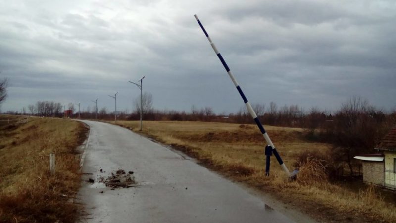 Rampa, koja je postavljena nakon više naših prijava, jer je prethodna polomljena, a nadležni je nisu popravljali godinama. Iako mi to nismo tražili, pored rampe je postavljena i kućica sa čuvarima, koji nisu imali nikakva ovlašćenja oko toga koga smeju da zaustave, a nisu držali ni rampu zaključanu, ili barem ne znamo da su imali ikakva ovlašćenja da to i rade. Iako plaćamo čuvare za koje ne znamo ni koja im je svrha, rampa je opet uništena...