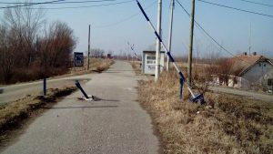 Rampa, koja je postavljena nakon više naših prijava, jer je prethodna polomljena, a nadležni je nisu popravljali godinama. Iako mi to nismo tražili, pored rampe je postavljena i kućica sa čuvarima, koji nisu imali nikakva ovlašćenja oko toga koga smeju da zaustave, a nisu držali ni rampu zaključanu, ili barem ne znamo da su imali ikakva ovlašćenja da to i rade. Iako plaćamo čuvare za koje ne znamo ni koja im je svrha, rampa je opet uništena...