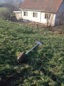Rampa, koja je postavljena nakon više naših prijava, jer je prethodna polomljena, a nadležni je nisu popravljali godinama. Iako mi to nismo tražili, pored rampe je postavljena i kućica sa čuvarima, koji nisu imali nikakva ovlašćenja oko toga koga smeju da zaustave, a nisu držali ni rampu zaključanu, ili barem ne znamo da su imali ikakva ovlašćenja da to i rade. Iako plaćamo čuvare za koje ne znamo ni koja im je svrha, rampa je opet uništena...