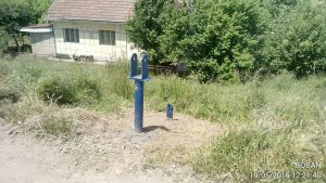 Rampa, koja je postavljena nakon više naših prijava, jer je prethodna polomljena, a nadležni je nisu popravljali godinama. Iako mi to nismo tražili, pored rampe je postavljena i kućica sa čuvarima, koji nisu imali nikakva ovlašćenja oko toga koga smeju da zaustave, a nisu držali ni rampu zaključanu, ili barem ne znamo da su imali ikakva ovlašćenja da to i rade. Iako plaćamo čuvare za koje ne znamo ni koja im je svrha, rampa je opet uništena...