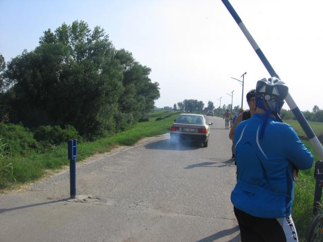 Rampa, koja je postavljena nakon više naših prijava, jer je prethodna polomljena, a nadležni je nisu popravljali godinama. Iako mi to nismo tražili, pored rampe je postavljena i kućica sa čuvarima, koji nisu imali nikakva ovlašćenja oko toga koga smeju da zaustave, a nisu držali ni rampu zaključanu, ili barem ne znamo da su imali ikakva ovlašćenja da to i rade. Iako plaćamo čuvare za koje ne znamo ni koja im je svrha, rampa je opet uništena...