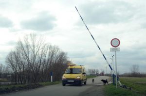 Rampa, koja je postavljena nakon više naših prijava, jer je prethodna polomljena, a nadležni je nisu popravljali godinama. Iako mi to nismo tražili, pored rampe je postavljena i kućica sa čuvarima, koji nisu imali nikakva ovlašćenja oko toga koga smeju da zaustave, a nisu držali ni rampu zaključanu, ili barem ne znamo da su imali ikakva ovlašćenja da to i rade. Iako plaćamo čuvare za koje ne znamo ni koja im je svrha, rampa je opet uništena...