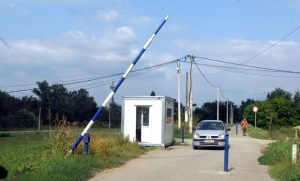 Rampa, koja je postavljena nakon više naših prijava, jer je prethodna polomljena, a nadležni je nisu popravljali godinama. Iako mi to nismo tražili, pored rampe je postavljena i kućica sa čuvarima, koji nisu imali nikakva ovlašćenja oko toga koga smeju da zaustave, a nisu držali ni rampu zaključanu, ili barem ne znamo da su imali ikakva ovlašćenja da to i rade. Iako plaćamo čuvare za koje ne znamo ni koja im je svrha, rampa je opet uništena...
