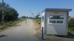 Rampa, koja je postavljena nakon više naših prijava, jer je prethodna polomljena, a nadležni je nisu popravljali godinama. Iako mi to nismo tražili, pored rampe je postavljena i kućica sa čuvarima, koji nisu imali nikakva ovlašćenja oko toga koga smeju da zaustave, a nisu držali ni rampu zaključanu, ili barem ne znamo da su imali ikakva ovlašćenja da to i rade. Iako plaćamo čuvare za koje ne znamo ni koja im je svrha, rampa je opet uništena...