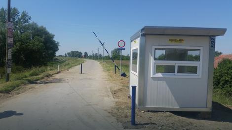 Rampa, koja je postavljena nakon više naših prijava, jer je prethodna polomljena, a nadležni je nisu popravljali godinama. Iako mi to nismo tražili, pored rampe je postavljena i kućica sa čuvarima, koji nisu imali nikakva ovlašćenja oko toga koga smeju da zaustave, a nisu držali ni rampu zaključanu, ili barem ne znamo da su imali ikakva ovlašćenja da to i rade. Iako plaćamo čuvare za koje ne znamo ni koja im je svrha, rampa je opet uništena...