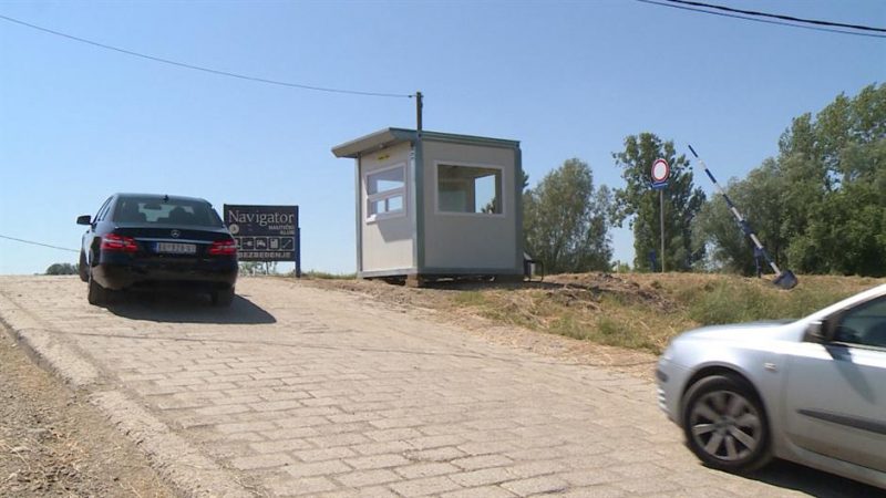 Rampa, koja je postavljena nakon više naših prijava, jer je prethodna polomljena, a nadležni je nisu popravljali godinama. Iako mi to nismo tražili, pored rampe je postavljena i kućica sa čuvarima, koji nisu imali nikakva ovlašćenja oko toga koga smeju da zaustave, a nisu držali ni rampu zaključanu, ili barem ne znamo da su imali ikakva ovlašćenja da to i rade. Iako plaćamo čuvare za koje ne znamo ni koja im je svrha, rampa je opet uništena...