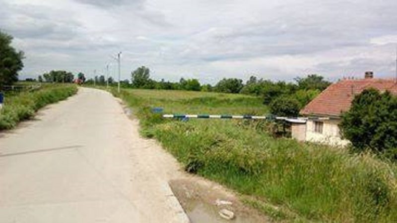 Rampa, koja je postavljena nakon više naših prijava, jer je prethodna polomljena, a nadležni je nisu popravljali godinama. Iako mi to nismo tražili, pored rampe je postavljena i kućica sa čuvarima, koji nisu imali nikakva ovlašćenja oko toga koga smeju da zaustave, a nisu držali ni rampu zaključanu, ili barem ne znamo da su imali ikakva ovlašćenja da to i rade. Iako plaćamo čuvare za koje ne znamo ni koja im je svrha, rampa je opet uništena...