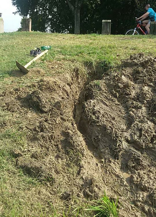Rupa na nasipu puna vode 7.9.2018.