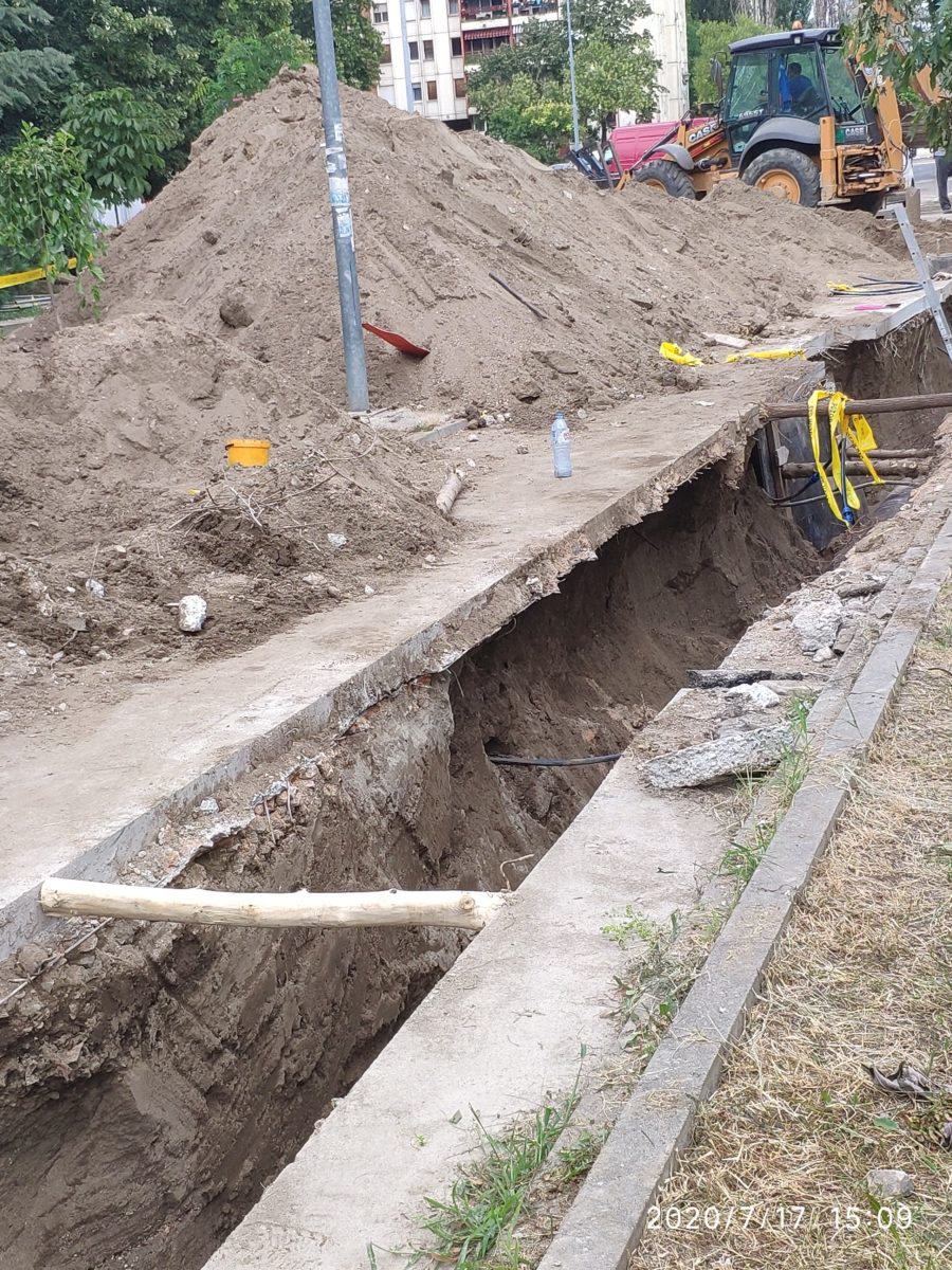 17.07.2020 Vodovodna creva u rovu gasovoda
ulaze u nasip, blok 70, 2 creva.